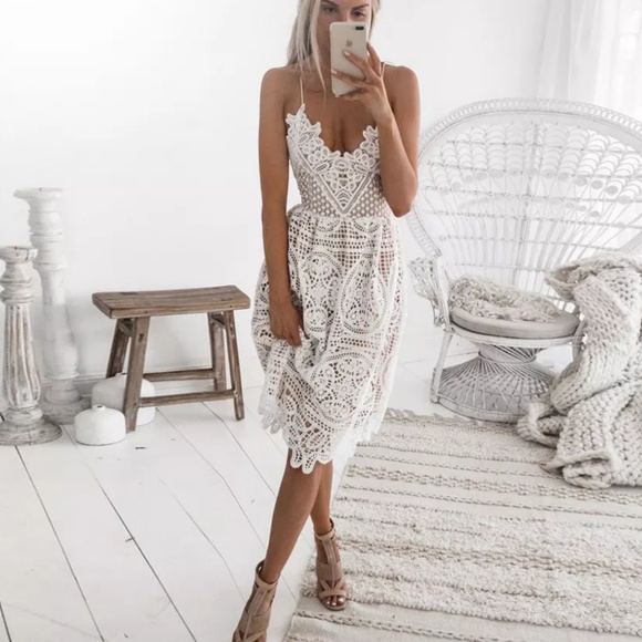 Feminine lace dress - Picture 2 of 4